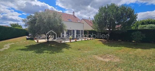 Dans un environnement calme et recherché de Chevannes, découvrez cette agréable maison individuelle construite en 2005, développant 126 m² habitables sur un terrain clos et arboré de 756 m².

Au rez-de-chaussée, vous profiterez d'un bel espace de vie lumineux avec cuisine ouverte sur le séjour, offrant un cadre convivial et chaleureux pour les moments en famille. Un WC indépendant avec placard de rangement complète ce niveau.

À l'étage, l'espace nuit se compose d'une suite parentale avec baignoire et grand dressing, de deux chambres disposant chacune de placards intégrés ainsi que d'une belle salle d'eau. Le dressing peut facilement être transformé en quatrième chambre, bureau ou espace de télétravail selon vos besoins.

À l'extérieur, vous apprécierez le jardin clos de 756 m², la terrasse orienté Ouest idéale pour les repas en plein air ainsi que l'abri de jardin permettant un rangement supplémentaire.

Les prestations :
• Maison individuelle de 2005
• Double vitrage PVC
• Aucun travaux à prévoir
• Suite parentale avec baignoire
• Grand dressing pouvant devenir une 4e chambre
• DPE : D

Taxe foncière : 1 475 €

Cette maison parfaitement adaptée à la vie de famille offre de beaux volumes, de nombreux rangements et un environnement privilégié à quelques minutes des commodités.

Une visite s'impose !