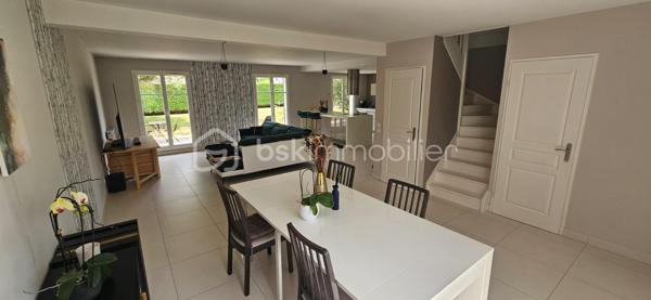 Dans un environnement calme et recherché de Chevannes, découvrez cette agréable maison individuelle construite en 2005, développant 126 m² habitables sur un terrain clos et arboré de 756 m².

Au rez-de-chaussée, vous profiterez d'un bel espace de vie lumineux avec cuisine ouverte sur le séjour, offrant un cadre convivial et chaleureux pour les moments en famille. Un WC indépendant avec placard de rangement complète ce niveau.

À l'étage, l'espace nuit se compose d'une suite parentale avec baignoire et grand dressing, de deux chambres disposant chacune de placards intégrés ainsi que d'une belle salle d'eau. Le dressing peut facilement être transformé en quatrième chambre, bureau ou espace de télétravail selon vos besoins.

À l'extérieur, vous apprécierez le jardin clos de 756 m², la terrasse orienté Ouest idéale pour les repas en plein air ainsi que l'abri de jardin permettant un rangement supplémentaire.

Les prestations :
• Maison individuelle de 2005
• Double vitrage PVC
• Aucun travaux à prévoir
• Suite parentale avec baignoire
• Grand dressing pouvant devenir une 4e chambre
• DPE : D

Taxe foncière : 1 475 €

Cette maison parfaitement adaptée à la vie de famille offre de beaux volumes, de nombreux rangements et un environnement privilégié à quelques minutes des commodités.

Une visite s'impose !