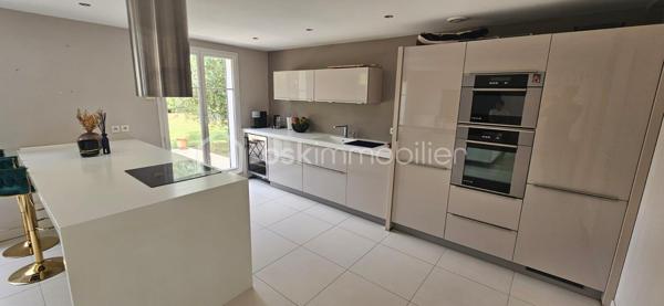 Dans un environnement calme et recherché de Chevannes, découvrez cette agréable maison individuelle construite en 2005, développant 126 m² habitables sur un terrain clos et arboré de 756 m².

Au rez-de-chaussée, vous profiterez d'un bel espace de vie lumineux avec cuisine ouverte sur le séjour, offrant un cadre convivial et chaleureux pour les moments en famille. Un WC indépendant avec placard de rangement complète ce niveau.

À l'étage, l'espace nuit se compose d'une suite parentale avec baignoire et grand dressing, de deux chambres disposant chacune de placards intégrés ainsi que d'une belle salle d'eau. Le dressing peut facilement être transformé en quatrième chambre, bureau ou espace de télétravail selon vos besoins.

À l'extérieur, vous apprécierez le jardin clos de 756 m², la terrasse orienté Ouest idéale pour les repas en plein air ainsi que l'abri de jardin permettant un rangement supplémentaire.

Les prestations :
• Maison individuelle de 2005
• Double vitrage PVC
• Aucun travaux à prévoir
• Suite parentale avec baignoire
• Grand dressing pouvant devenir une 4e chambre
• DPE : D

Taxe foncière : 1 475 €

Cette maison parfaitement adaptée à la vie de famille offre de beaux volumes, de nombreux rangements et un environnement privilégié à quelques minutes des commodités.

Une visite s'impose !
