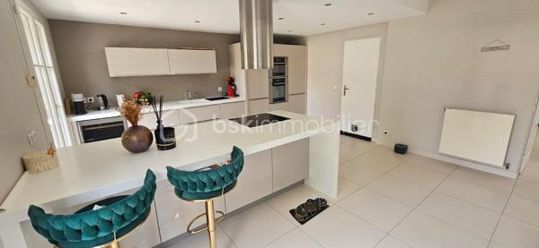 Dans un environnement calme et recherché de Chevannes, découvrez cette agréable maison individuelle construite en 2005, développant 126 m² habitables sur un terrain clos et arboré de 756 m².

Au rez-de-chaussée, vous profiterez d'un bel espace de vie lumineux avec cuisine ouverte sur le séjour, offrant un cadre convivial et chaleureux pour les moments en famille. Un WC indépendant avec placard de rangement complète ce niveau.

À l'étage, l'espace nuit se compose d'une suite parentale avec baignoire et grand dressing, de deux chambres disposant chacune de placards intégrés ainsi que d'une belle salle d'eau. Le dressing peut facilement être transformé en quatrième chambre, bureau ou espace de télétravail selon vos besoins.

À l'extérieur, vous apprécierez le jardin clos de 756 m², la terrasse orienté Ouest idéale pour les repas en plein air ainsi que l'abri de jardin permettant un rangement supplémentaire.

Les prestations :
• Maison individuelle de 2005
• Double vitrage PVC
• Aucun travaux à prévoir
• Suite parentale avec baignoire
• Grand dressing pouvant devenir une 4e chambre
• DPE : D

Taxe foncière : 1 475 €

Cette maison parfaitement adaptée à la vie de famille offre de beaux volumes, de nombreux rangements et un environnement privilégié à quelques minutes des commodités.

Une visite s'impose !