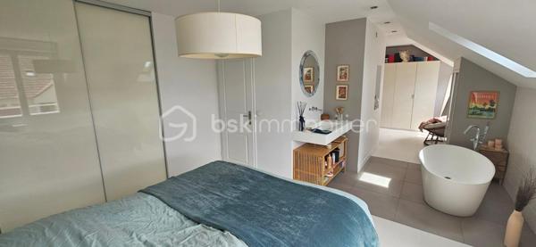 Dans un environnement calme et recherché de Chevannes, découvrez cette agréable maison individuelle construite en 2005, développant 126 m² habitables sur un terrain clos et arboré de 756 m².

Au rez-de-chaussée, vous profiterez d'un bel espace de vie lumineux avec cuisine ouverte sur le séjour, offrant un cadre convivial et chaleureux pour les moments en famille. Un WC indépendant avec placard de rangement complète ce niveau.

À l'étage, l'espace nuit se compose d'une suite parentale avec baignoire et grand dressing, de deux chambres disposant chacune de placards intégrés ainsi que d'une belle salle d'eau. Le dressing peut facilement être transformé en quatrième chambre, bureau ou espace de télétravail selon vos besoins.

À l'extérieur, vous apprécierez le jardin clos de 756 m², la terrasse orienté Ouest idéale pour les repas en plein air ainsi que l'abri de jardin permettant un rangement supplémentaire.

Les prestations :
• Maison individuelle de 2005
• Double vitrage PVC
• Aucun travaux à prévoir
• Suite parentale avec baignoire
• Grand dressing pouvant devenir une 4e chambre
• DPE : D

Taxe foncière : 1 475 €

Cette maison parfaitement adaptée à la vie de famille offre de beaux volumes, de nombreux rangements et un environnement privilégié à quelques minutes des commodités.

Une visite s'impose !