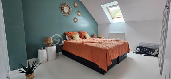 Dans un environnement calme et recherché de Chevannes, découvrez cette agréable maison individuelle construite en 2005, développant 126 m² habitables sur un terrain clos et arboré de 756 m².

Au rez-de-chaussée, vous profiterez d'un bel espace de vie lumineux avec cuisine ouverte sur le séjour, offrant un cadre convivial et chaleureux pour les moments en famille. Un WC indépendant avec placard de rangement complète ce niveau.

À l'étage, l'espace nuit se compose d'une suite parentale avec baignoire et grand dressing, de deux chambres disposant chacune de placards intégrés ainsi que d'une belle salle d'eau. Le dressing peut facilement être transformé en quatrième chambre, bureau ou espace de télétravail selon vos besoins.

À l'extérieur, vous apprécierez le jardin clos de 756 m², la terrasse orienté Ouest idéale pour les repas en plein air ainsi que l'abri de jardin permettant un rangement supplémentaire.

Les prestations :
• Maison individuelle de 2005
• Double vitrage PVC
• Aucun travaux à prévoir
• Suite parentale avec baignoire
• Grand dressing pouvant devenir une 4e chambre
• DPE : D

Taxe foncière : 1 475 €

Cette maison parfaitement adaptée à la vie de famille offre de beaux volumes, de nombreux rangements et un environnement privilégié à quelques minutes des commodités.

Une visite s'impose !