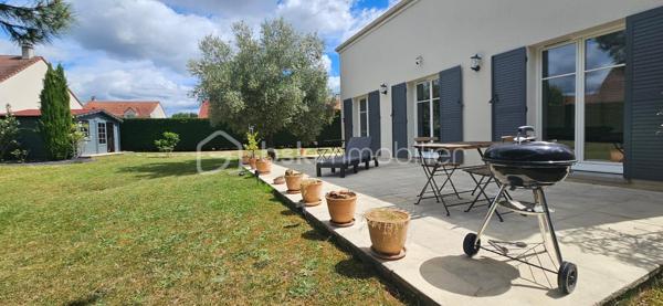 Dans un environnement calme et recherché de Chevannes, découvrez cette agréable maison individuelle construite en 2005, développant 126 m² habitables sur un terrain clos et arboré de 756 m².

Au rez-de-chaussée, vous profiterez d'un bel espace de vie lumineux avec cuisine ouverte sur le séjour, offrant un cadre convivial et chaleureux pour les moments en famille. Un WC indépendant avec placard de rangement complète ce niveau.

À l'étage, l'espace nuit se compose d'une suite parentale avec baignoire et grand dressing, de deux chambres disposant chacune de placards intégrés ainsi que d'une belle salle d'eau. Le dressing peut facilement être transformé en quatrième chambre, bureau ou espace de télétravail selon vos besoins.

À l'extérieur, vous apprécierez le jardin clos de 756 m², la terrasse orienté Ouest idéale pour les repas en plein air ainsi que l'abri de jardin permettant un rangement supplémentaire.

Les prestations :
• Maison individuelle de 2005
• Double vitrage PVC
• Aucun travaux à prévoir
• Suite parentale avec baignoire
• Grand dressing pouvant devenir une 4e chambre
• DPE : D

Taxe foncière : 1 475 €

Cette maison parfaitement adaptée à la vie de famille offre de beaux volumes, de nombreux rangements et un environnement privilégié à quelques minutes des commodités.

Une visite s'impose !