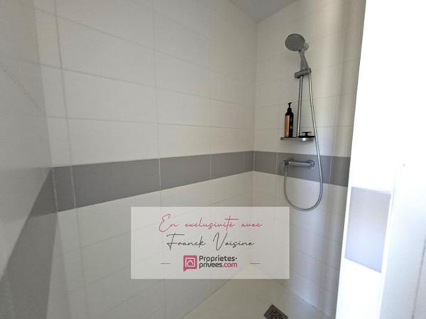 A VENDRE en Exclusivité à Pouzauges, Maison de centre-ville entièrement rénovée avec 1 chambre et 1 bureau