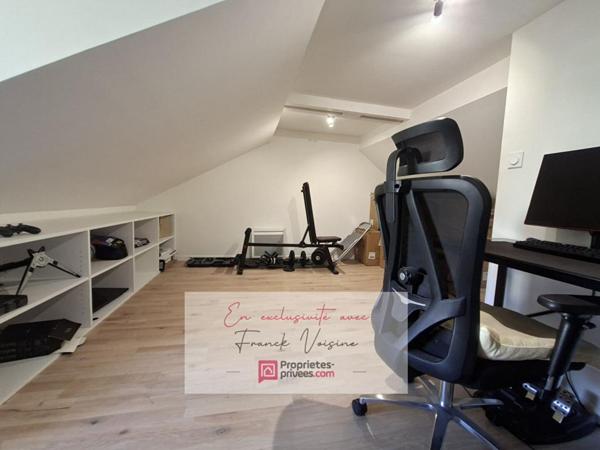 A VENDRE en Exclusivité à Pouzauges, Maison de centre-ville entièrement rénovée avec 1 chambre et 1 bureau