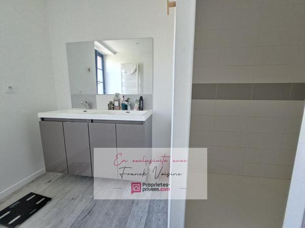 A VENDRE en Exclusivité à Pouzauges, Maison de centre-ville entièrement rénovée avec 1 chambre et 1 bureau