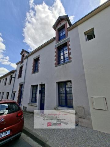 A VENDRE en Exclusivité à Pouzauges, Maison de centre-ville entièrement rénovée avec 1 chambre et 1 bureau