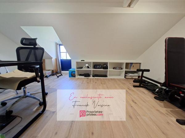 A VENDRE en Exclusivité à Pouzauges, Maison de centre-ville entièrement rénovée avec 1 chambre et 1 bureau