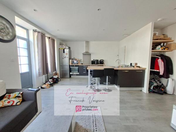 A VENDRE en Exclusivité à Pouzauges, Maison de centre-ville entièrement rénovée avec 1 chambre et 1 bureau