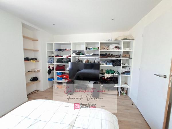 A VENDRE en Exclusivité à Pouzauges, Maison de centre-ville entièrement rénovée avec 1 chambre et 1 bureau