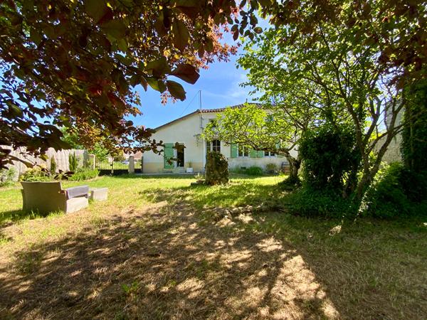 Longère atypique 6 pièces , piscine et dépendances