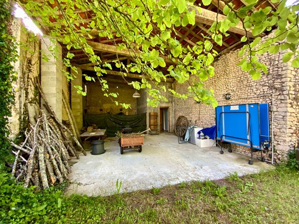 Longère atypique 6 pièces , piscine et dépendances