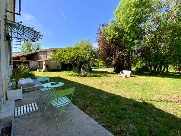 Longère atypique 6 pièces , piscine et dépendances