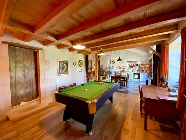 Longère atypique 6 pièces , piscine et dépendances