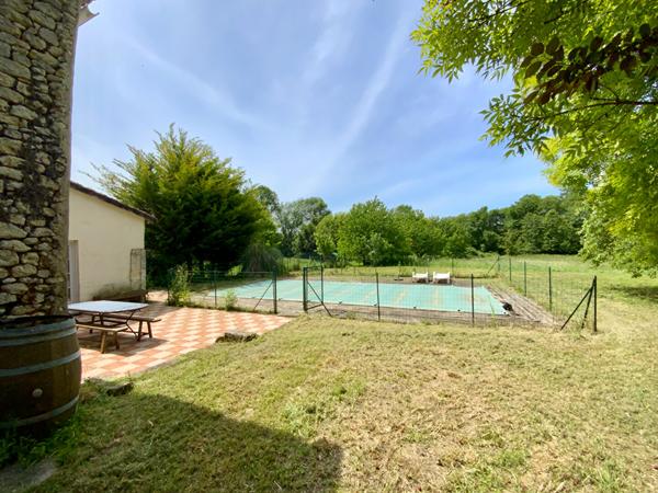Longère atypique 6 pièces , piscine et dépendances