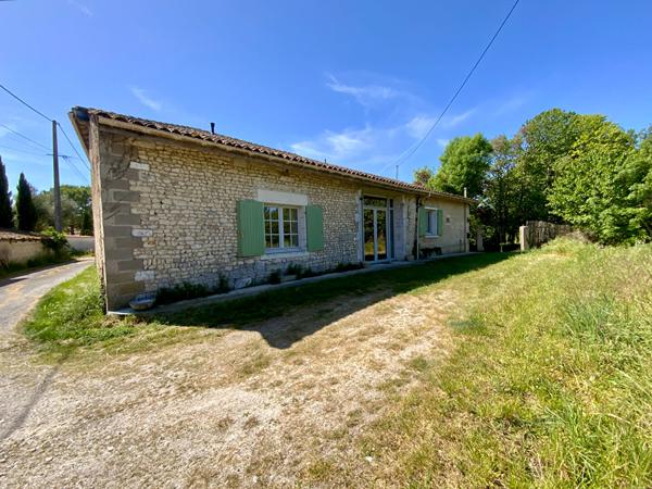 Longère atypique 6 pièces , piscine et dépendances