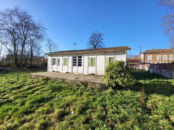 Terrain à bâtir avec châlet en bois