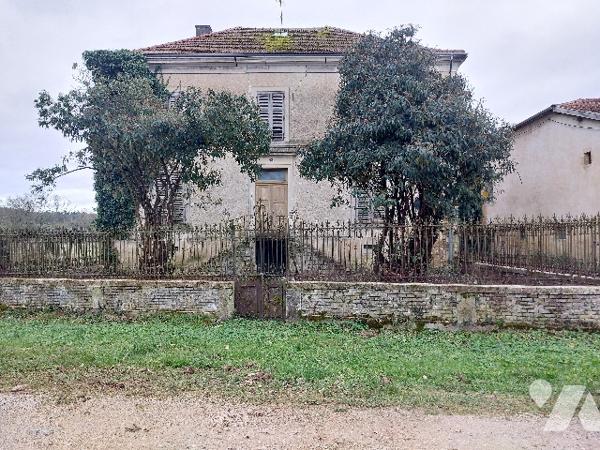 Ancien corps de ferme avec dépendances à rénover