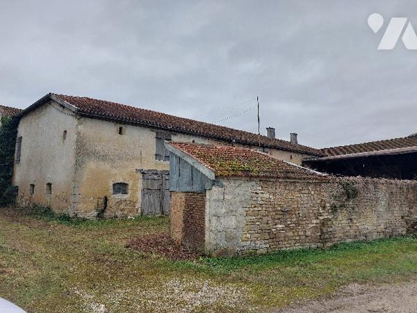 Ancien corps de ferme avec dépendances à rénover