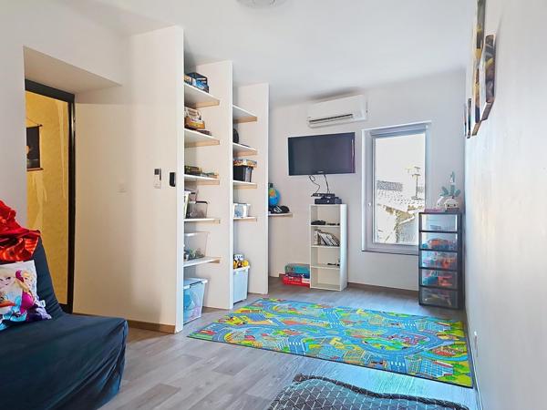 Maison avec grand garage et grande cave