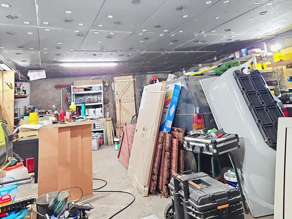 Maison avec grand garage et grande cave