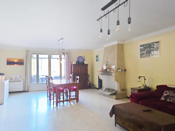 Maison avec grand garage et grande cave