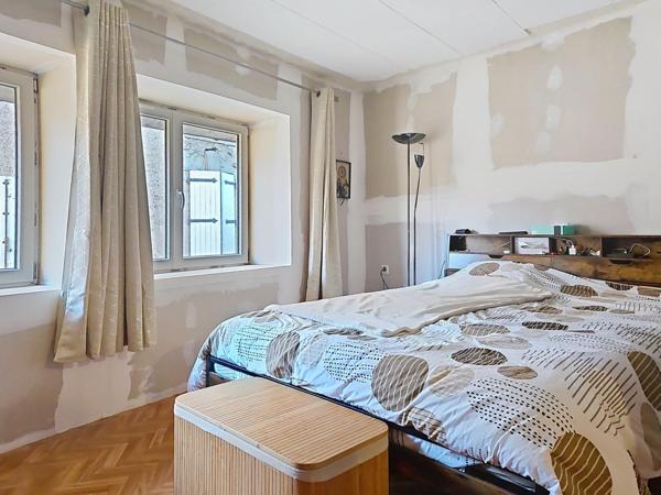 Maison avec grand garage et grande cave