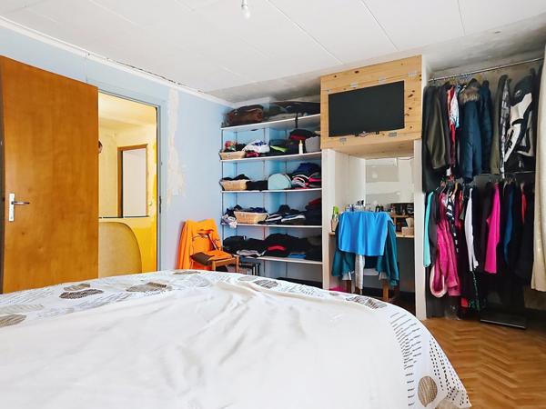 Maison avec grand garage et grande cave