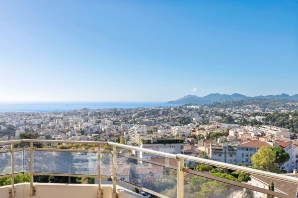 CANNES / LE CANNET - VILLA SUR LE TOIT DUPLEX (5 CHAMBRES)