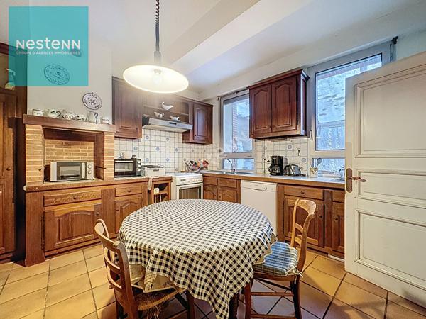 Maison de ville + local professionnel à vendre 390m², 14 pièces, jardin, hyper centre Baziège