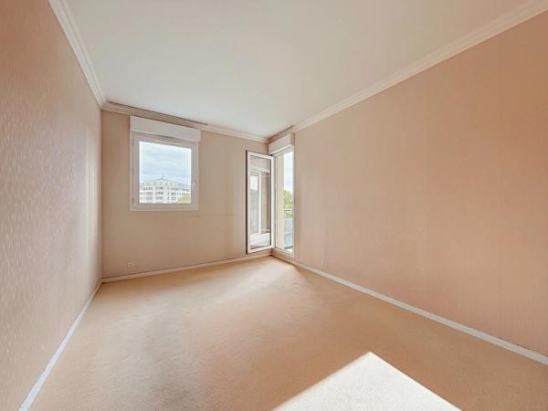Vente                                                      Appartement
                        
                     4 pièces                                         à Créteil
