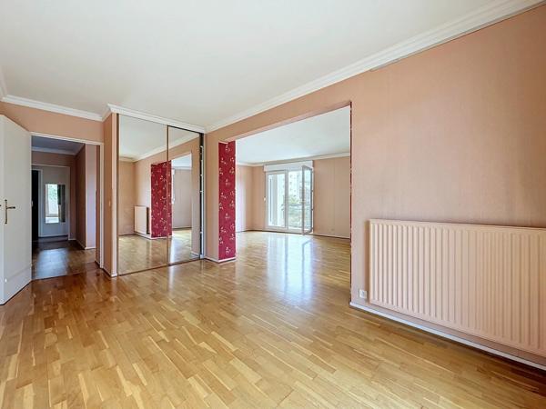Vente                                                      Appartement
                        
                     4 pièces                                         à Créteil