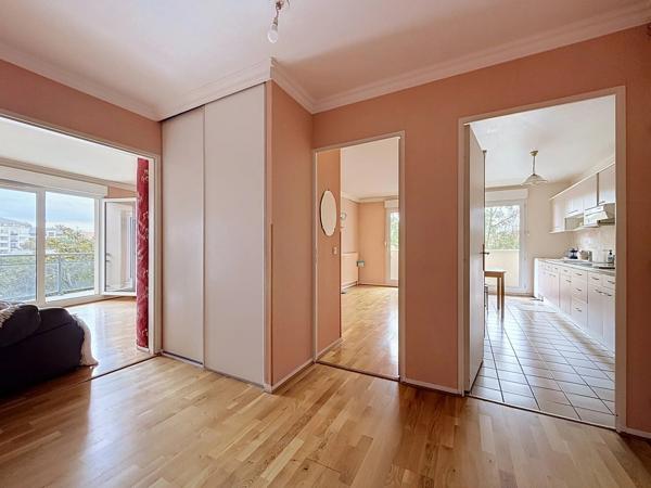 Vente                                                      Appartement
                        
                     4 pièces                                         à Créteil
