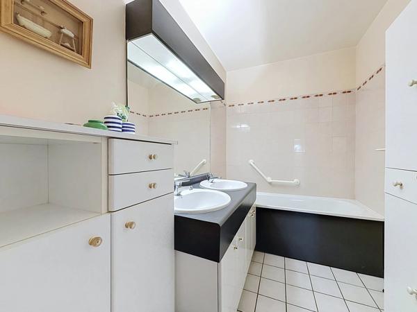 Vente                                                      Appartement
                        
                     4 pièces                                         à Créteil