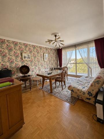 L'appartement comprend une véritable entrée desservant une cuisine aménagée, ainsi qu'un salon-séjour lumineux, équipé d'une grande baie vitrée et donnant accès à un balcon depuis lequel on peut apercevoir la Tour Eiffel.

L'espace nuit se compose de deux chambres de dimensions confortables, d'une salle de bains et d'un WC indépendant. De nombreux rangements viennent compléter l'agencement de cet appartement.

Le bien bénéficie d'un chauffage collectif au gaz par le sol, dont le coût est inclus dans les charges de copropriété.

Une cave ainsi qu'une place de stationnement extérieure sécurisée complètent ce bien.

D'importants travaux de rafraîchissement sont à prévoir, offrant aux futurs acquéreurs l'opportunité de moderniser l'appartement et de l'aménager selon leurs goûts.

Un appartement offrant un beau potentiel, au sein d'une résidence bien entretenue avec une belle luminosité.