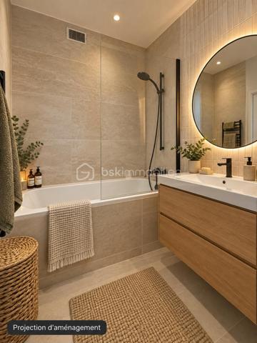 L'appartement comprend une véritable entrée desservant une cuisine aménagée, ainsi qu'un salon-séjour lumineux, équipé d'une grande baie vitrée et donnant accès à un balcon depuis lequel on peut apercevoir la Tour Eiffel.

L'espace nuit se compose de deux chambres de dimensions confortables, d'une salle de bains et d'un WC indépendant. De nombreux rangements viennent compléter l'agencement de cet appartement.

Le bien bénéficie d'un chauffage collectif au gaz par le sol, dont le coût est inclus dans les charges de copropriété.

Une cave ainsi qu'une place de stationnement extérieure sécurisée complètent ce bien.

D'importants travaux de rafraîchissement sont à prévoir, offrant aux futurs acquéreurs l'opportunité de moderniser l'appartement et de l'aménager selon leurs goûts.

Un appartement offrant un beau potentiel, au sein d'une résidence bien entretenue avec une belle luminosité.