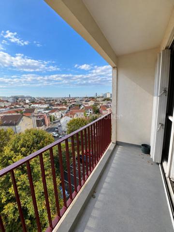 L'appartement comprend une véritable entrée desservant une cuisine aménagée, ainsi qu'un salon-séjour lumineux, équipé d'une grande baie vitrée et donnant accès à un balcon depuis lequel on peut apercevoir la Tour Eiffel.

L'espace nuit se compose de deux chambres de dimensions confortables, d'une salle de bains et d'un WC indépendant. De nombreux rangements viennent compléter l'agencement de cet appartement.

Le bien bénéficie d'un chauffage collectif au gaz par le sol, dont le coût est inclus dans les charges de copropriété.

Une cave ainsi qu'une place de stationnement extérieure sécurisée complètent ce bien.

D'importants travaux de rafraîchissement sont à prévoir, offrant aux futurs acquéreurs l'opportunité de moderniser l'appartement et de l'aménager selon leurs goûts.

Un appartement offrant un beau potentiel, au sein d'une résidence bien entretenue avec une belle luminosité.