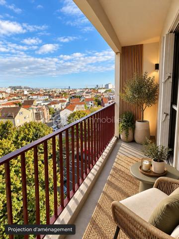 L'appartement comprend une véritable entrée desservant une cuisine aménagée, ainsi qu'un salon-séjour lumineux, équipé d'une grande baie vitrée et donnant accès à un balcon depuis lequel on peut apercevoir la Tour Eiffel.

L'espace nuit se compose de deux chambres de dimensions confortables, d'une salle de bains et d'un WC indépendant. De nombreux rangements viennent compléter l'agencement de cet appartement.

Le bien bénéficie d'un chauffage collectif au gaz par le sol, dont le coût est inclus dans les charges de copropriété.

Une cave ainsi qu'une place de stationnement extérieure sécurisée complètent ce bien.

D'importants travaux de rafraîchissement sont à prévoir, offrant aux futurs acquéreurs l'opportunité de moderniser l'appartement et de l'aménager selon leurs goûts.

Un appartement offrant un beau potentiel, au sein d'une résidence bien entretenue avec une belle luminosité.