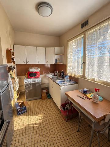 L'appartement comprend une véritable entrée desservant une cuisine aménagée, ainsi qu'un salon-séjour lumineux, équipé d'une grande baie vitrée et donnant accès à un balcon depuis lequel on peut apercevoir la Tour Eiffel.

L'espace nuit se compose de deux chambres de dimensions confortables, d'une salle de bains et d'un WC indépendant. De nombreux rangements viennent compléter l'agencement de cet appartement.

Le bien bénéficie d'un chauffage collectif au gaz par le sol, dont le coût est inclus dans les charges de copropriété.

Une cave ainsi qu'une place de stationnement extérieure sécurisée complètent ce bien.

D'importants travaux de rafraîchissement sont à prévoir, offrant aux futurs acquéreurs l'opportunité de moderniser l'appartement et de l'aménager selon leurs goûts.

Un appartement offrant un beau potentiel, au sein d'une résidence bien entretenue avec une belle luminosité.