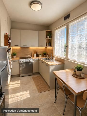 L'appartement comprend une véritable entrée desservant une cuisine aménagée, ainsi qu'un salon-séjour lumineux, équipé d'une grande baie vitrée et donnant accès à un balcon depuis lequel on peut apercevoir la Tour Eiffel.

L'espace nuit se compose de deux chambres de dimensions confortables, d'une salle de bains et d'un WC indépendant. De nombreux rangements viennent compléter l'agencement de cet appartement.

Le bien bénéficie d'un chauffage collectif au gaz par le sol, dont le coût est inclus dans les charges de copropriété.

Une cave ainsi qu'une place de stationnement extérieure sécurisée complètent ce bien.

D'importants travaux de rafraîchissement sont à prévoir, offrant aux futurs acquéreurs l'opportunité de moderniser l'appartement et de l'aménager selon leurs goûts.

Un appartement offrant un beau potentiel, au sein d'une résidence bien entretenue avec une belle luminosité.