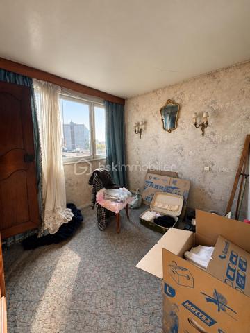 L'appartement comprend une véritable entrée desservant une cuisine aménagée, ainsi qu'un salon-séjour lumineux, équipé d'une grande baie vitrée et donnant accès à un balcon depuis lequel on peut apercevoir la Tour Eiffel.

L'espace nuit se compose de deux chambres de dimensions confortables, d'une salle de bains et d'un WC indépendant. De nombreux rangements viennent compléter l'agencement de cet appartement.

Le bien bénéficie d'un chauffage collectif au gaz par le sol, dont le coût est inclus dans les charges de copropriété.

Une cave ainsi qu'une place de stationnement extérieure sécurisée complètent ce bien.

D'importants travaux de rafraîchissement sont à prévoir, offrant aux futurs acquéreurs l'opportunité de moderniser l'appartement et de l'aménager selon leurs goûts.

Un appartement offrant un beau potentiel, au sein d'une résidence bien entretenue avec une belle luminosité.