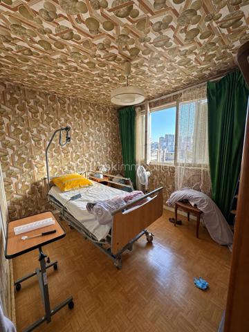 L'appartement comprend une véritable entrée desservant une cuisine aménagée, ainsi qu'un salon-séjour lumineux, équipé d'une grande baie vitrée et donnant accès à un balcon depuis lequel on peut apercevoir la Tour Eiffel.

L'espace nuit se compose de deux chambres de dimensions confortables, d'une salle de bains et d'un WC indépendant. De nombreux rangements viennent compléter l'agencement de cet appartement.

Le bien bénéficie d'un chauffage collectif au gaz par le sol, dont le coût est inclus dans les charges de copropriété.

Une cave ainsi qu'une place de stationnement extérieure sécurisée complètent ce bien.

D'importants travaux de rafraîchissement sont à prévoir, offrant aux futurs acquéreurs l'opportunité de moderniser l'appartement et de l'aménager selon leurs goûts.

Un appartement offrant un beau potentiel, au sein d'une résidence bien entretenue avec une belle luminosité.