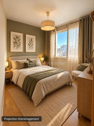 L'appartement comprend une véritable entrée desservant une cuisine aménagée, ainsi qu'un salon-séjour lumineux, équipé d'une grande baie vitrée et donnant accès à un balcon depuis lequel on peut apercevoir la Tour Eiffel.

L'espace nuit se compose de deux chambres de dimensions confortables, d'une salle de bains et d'un WC indépendant. De nombreux rangements viennent compléter l'agencement de cet appartement.

Le bien bénéficie d'un chauffage collectif au gaz par le sol, dont le coût est inclus dans les charges de copropriété.

Une cave ainsi qu'une place de stationnement extérieure sécurisée complètent ce bien.

D'importants travaux de rafraîchissement sont à prévoir, offrant aux futurs acquéreurs l'opportunité de moderniser l'appartement et de l'aménager selon leurs goûts.

Un appartement offrant un beau potentiel, au sein d'une résidence bien entretenue avec une belle luminosité.