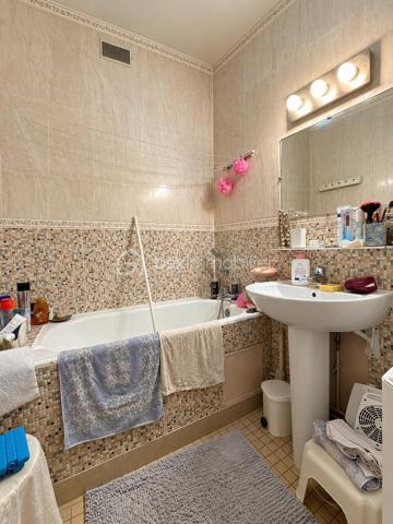 L'appartement comprend une véritable entrée desservant une cuisine aménagée, ainsi qu'un salon-séjour lumineux, équipé d'une grande baie vitrée et donnant accès à un balcon depuis lequel on peut apercevoir la Tour Eiffel.

L'espace nuit se compose de deux chambres de dimensions confortables, d'une salle de bains et d'un WC indépendant. De nombreux rangements viennent compléter l'agencement de cet appartement.

Le bien bénéficie d'un chauffage collectif au gaz par le sol, dont le coût est inclus dans les charges de copropriété.

Une cave ainsi qu'une place de stationnement extérieure sécurisée complètent ce bien.

D'importants travaux de rafraîchissement sont à prévoir, offrant aux futurs acquéreurs l'opportunité de moderniser l'appartement et de l'aménager selon leurs goûts.

Un appartement offrant un beau potentiel, au sein d'une résidence bien entretenue avec une belle luminosité.