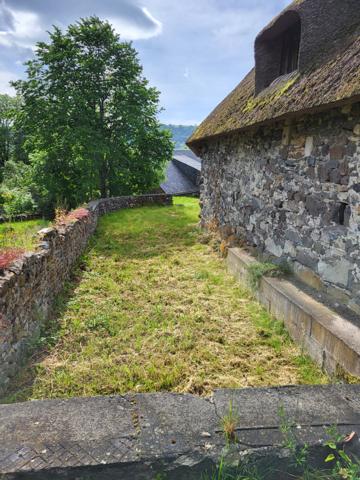 Chaumière avec beaux volumes Valette (15400)