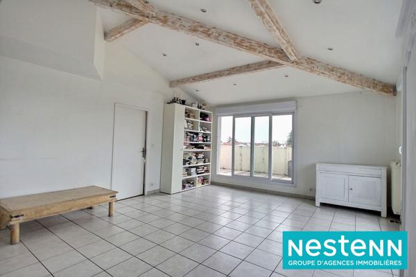 dernier étage, toit terrasse, 2 pas du tram, aucun vis à vis, garage, calme, lumineux