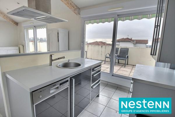 dernier étage, toit terrasse, 2 pas du tram, aucun vis à vis, garage, calme, lumineux