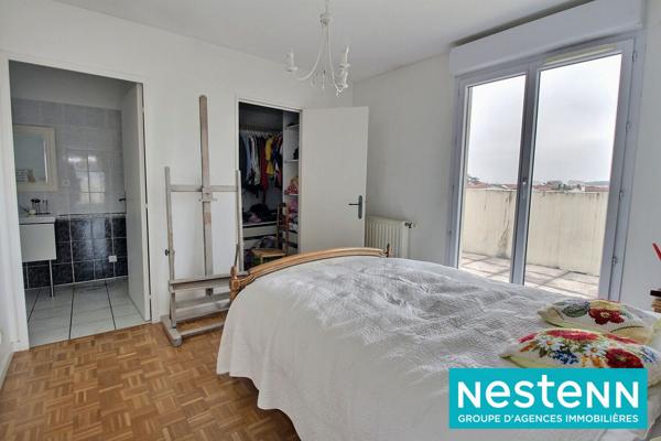 dernier étage, toit terrasse, 2 pas du tram, aucun vis à vis, garage, calme, lumineux