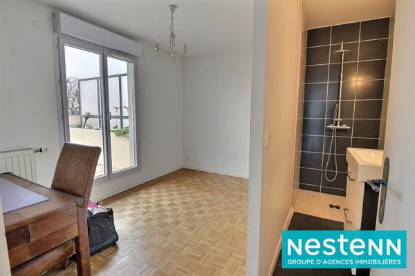 dernier étage, toit terrasse, 2 pas du tram, aucun vis à vis, garage, calme, lumineux