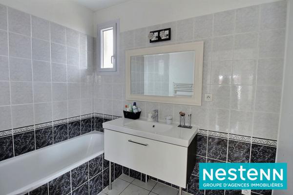 dernier étage, toit terrasse, 2 pas du tram, aucun vis à vis, garage, calme, lumineux